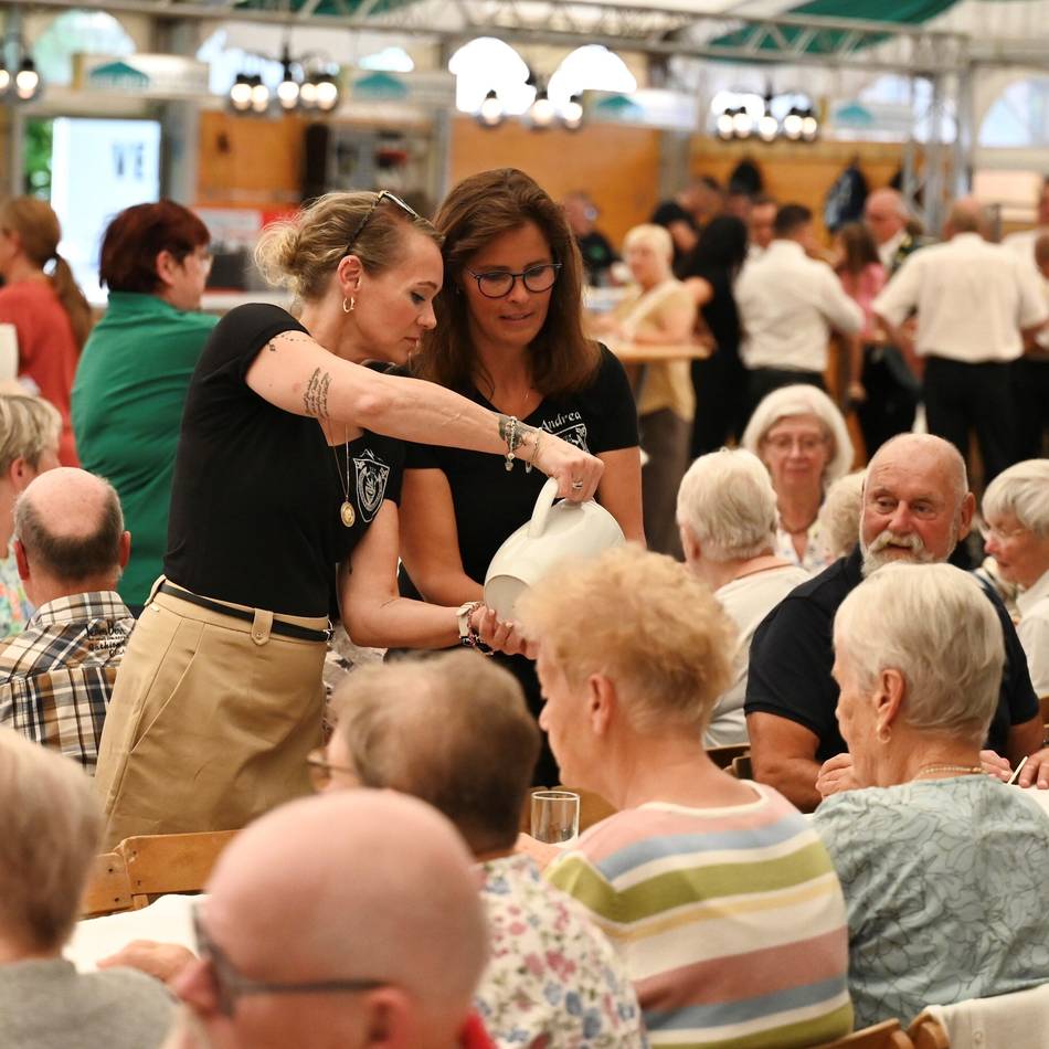 Hückeswagener Senioren-Kaffeetrinken: Ein Schützenfest-Auftakt im Festzelt „mit Herz“