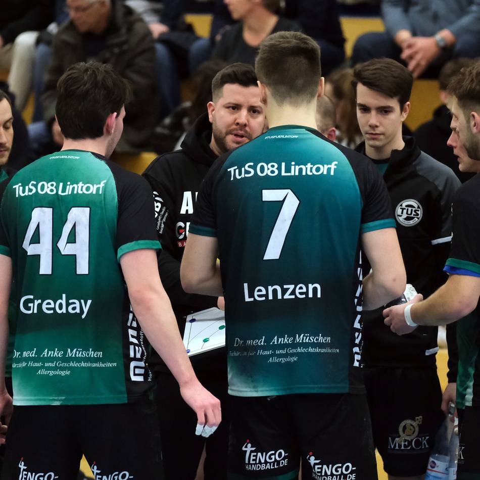 TuS 08 Lintorf und die Bomberos: Handballer fordern Kicker auf dem Rasen heraus