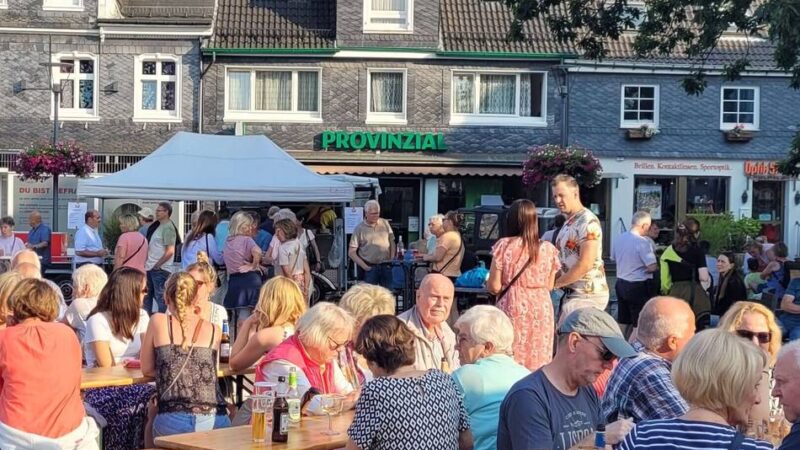 Auf dem Marktplatz in Radevormwald: Feierabendmarkt mit Leckereien und Cocktail-Happy-Hour