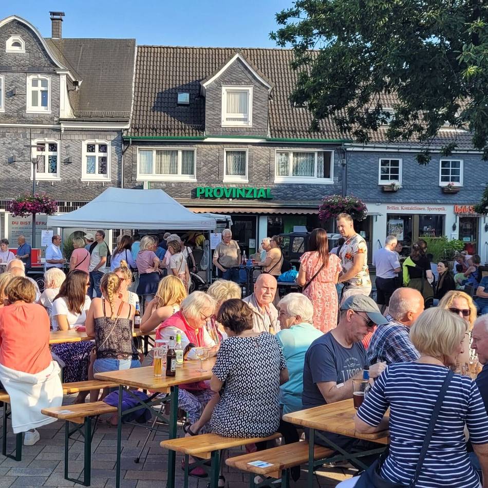 Auf dem Marktplatz in Radevormwald: Feierabendmarkt mit Leckereien und Cocktail-Happy-Hour