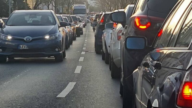 Baustelle in Leverkusen: TBL beseitigen Fahrbahnabsackung auf Quettinger Straße