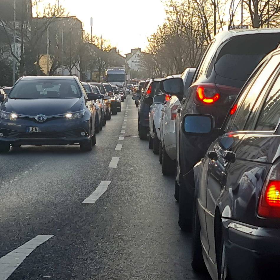 Baustelle in Leverkusen: TBL beseitigen Fahrbahnabsackung auf Quettinger Straße