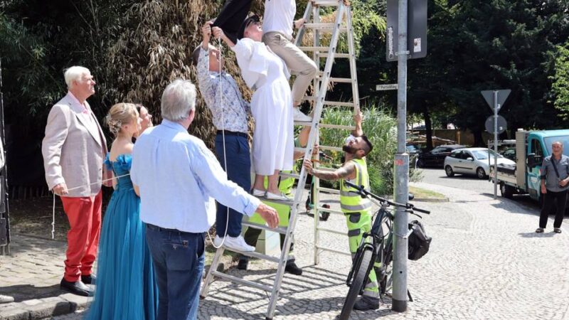 Schild beim Pumpenfest enthüllt: Nun ist es offiziell – Mönchengladbach hat einen „Platz der Prinzenpaare“