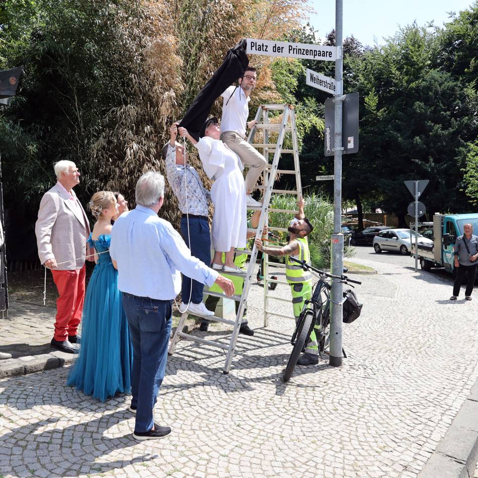 Schild beim Pumpenfest enthüllt: Nun ist es offiziell – Mönchengladbach hat einen „Platz der Prinzenpaare“