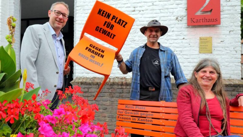 Zeichen gegen Gewalt an Frauen: Auf dieser Bank in Xanten fehlt absichtlich ein Platz