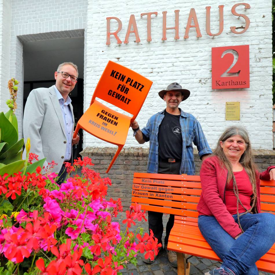 Zeichen gegen Gewalt an Frauen: Auf dieser Bank in Xanten fehlt absichtlich ein Platz