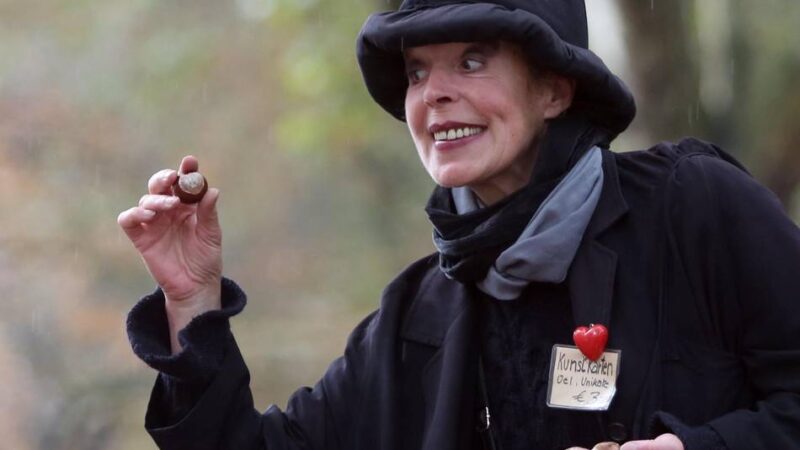 Zum fünften Todestag von „Angela Spook“: Eine Gedenkplatte für die Hexe von der Kö?