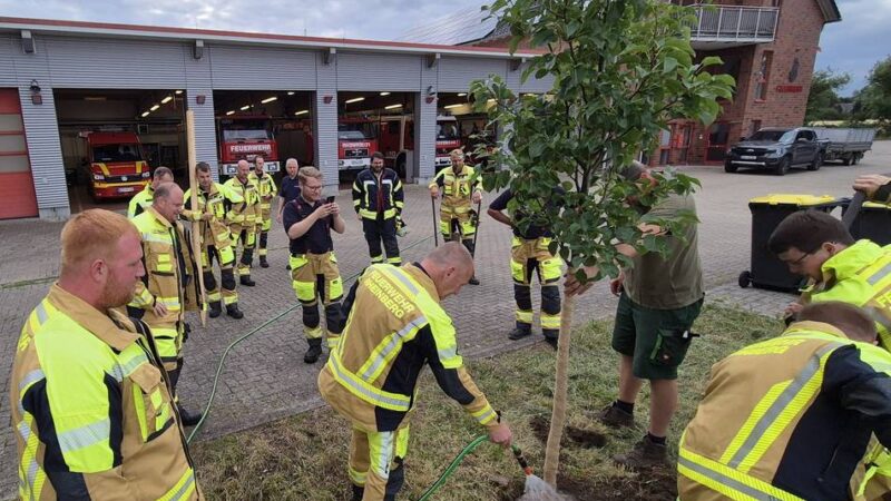 Baum-Challenge: Feuerwehr-Einheit Pelden pflanzt einen Birnbaum
