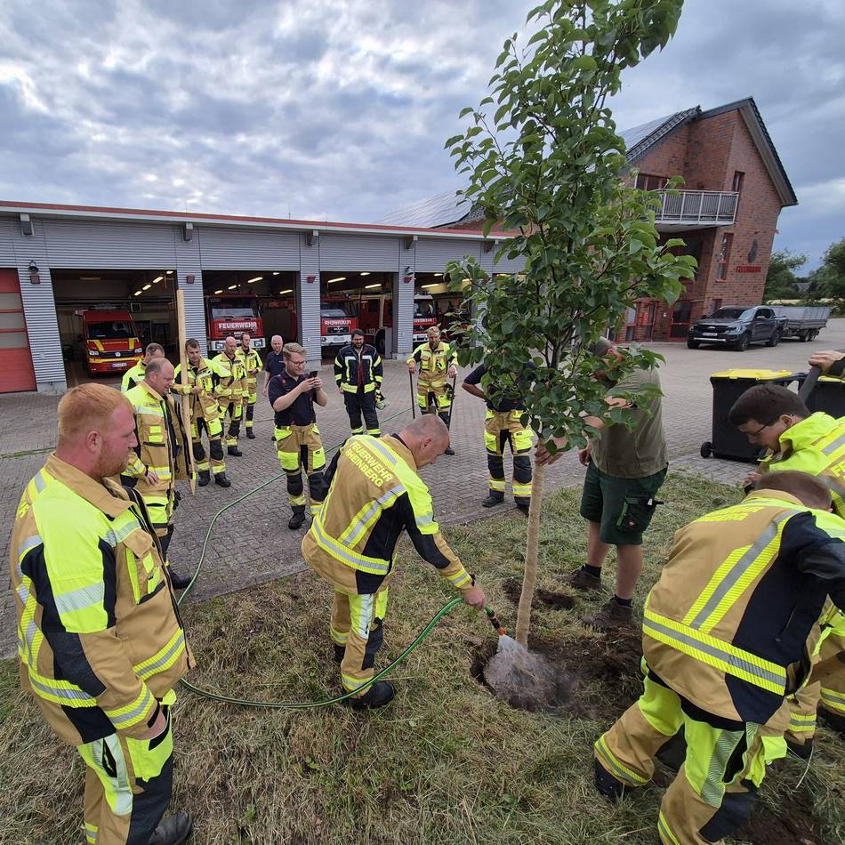 Baum-Challenge: Feuerwehr-Einheit Pelden pflanzt einen Birnbaum
