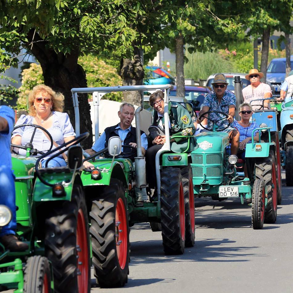 Schützenfest in Leverkusen-Quettingen: Bürgerschützen organisieren Umzug mit historischen Treckern