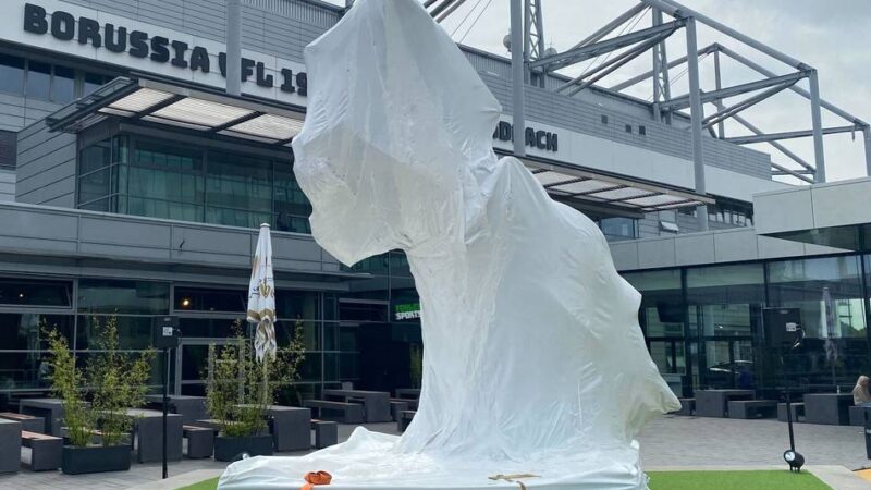 Noch ist sie verhüllt: Borussias neue Statue steht – und lässt wenig Zweifel zu