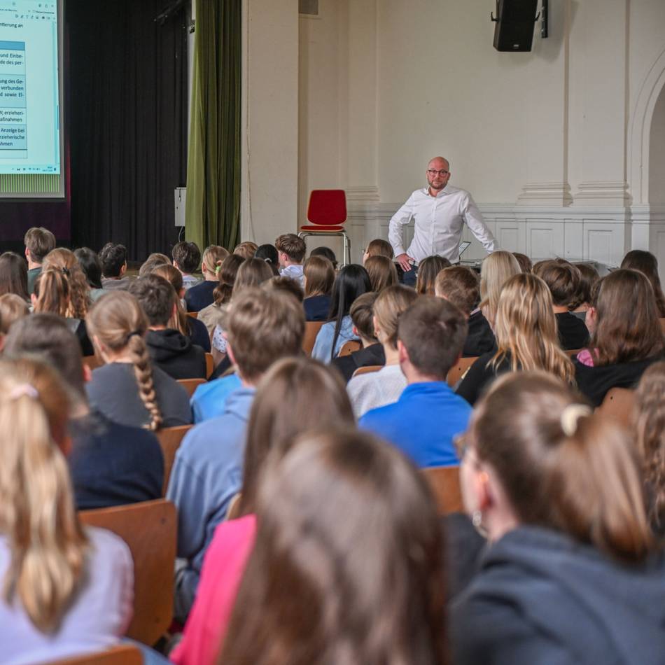 Gymnasium in Kempen: Neuer Schuldirektor führt Handyverbot ein