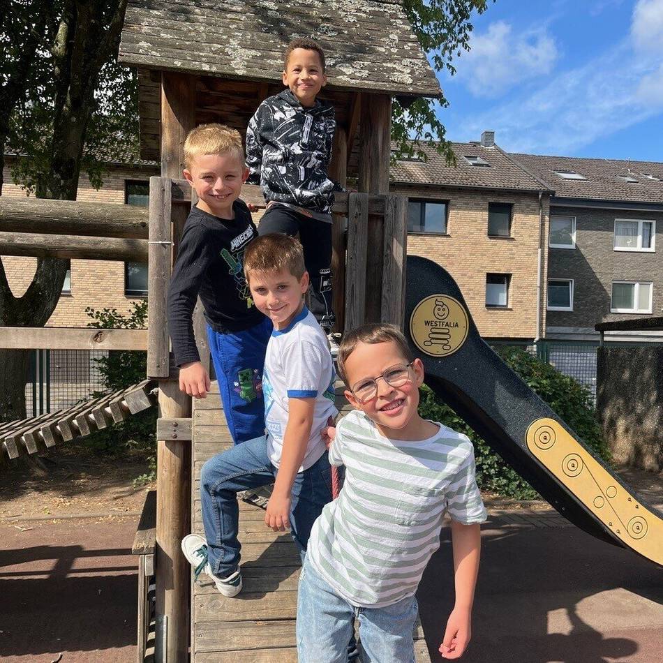 Überraschender Spielplatz-Fund: Grundschüler entdecken Diebesgut im Gebüsch