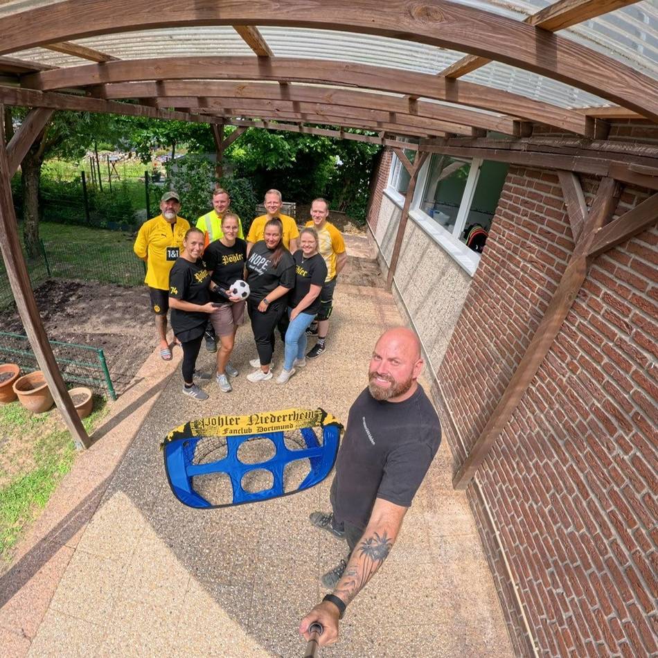 Hilfe im Außenbereich: BVB-Fanclub renoviert den Nieukerker St.-Johannes-Kindergarten
