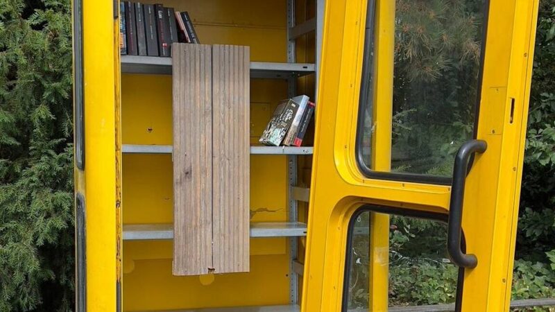Telefonzelle im Kaarster Maubiszentrum nach Vandalismus abgebaut: „Eine Ära geht zu Ende“