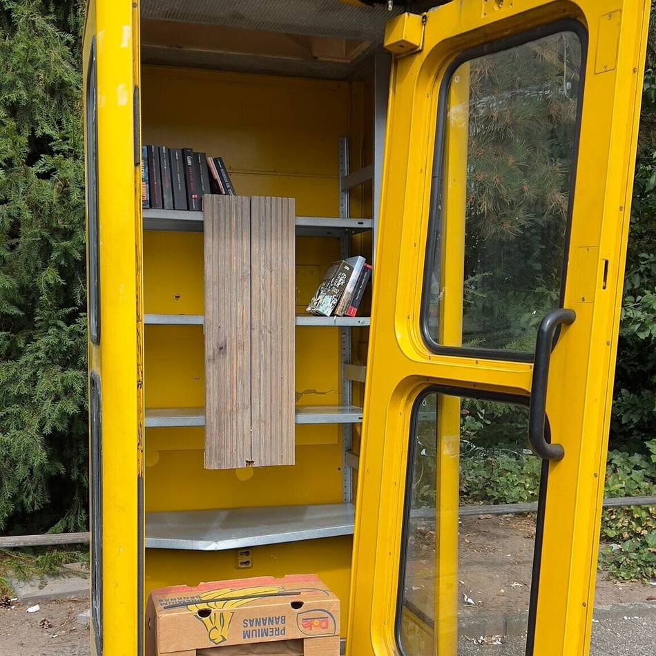 Telefonzelle im Kaarster Maubiszentrum nach Vandalismus abgebaut: „Eine Ära geht zu Ende“