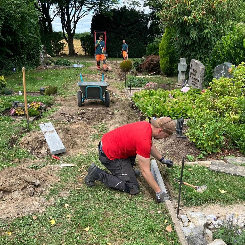 Arbeiten haben in Hoeningen begonnen: Gemeinde Rommerskirchen erneuert schrittweise Friedhofswege