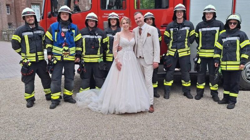 In Bedburg-Hau: Flammen bei Hochzeit – Feuerwehr rückt zum Schloss Moyland aus