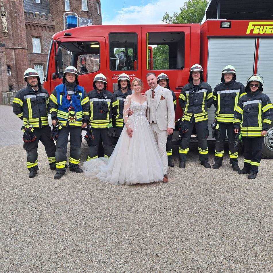 In Bedburg-Hau: Flammen bei Hochzeit – Feuerwehr rückt zum Schloss Moyland aus