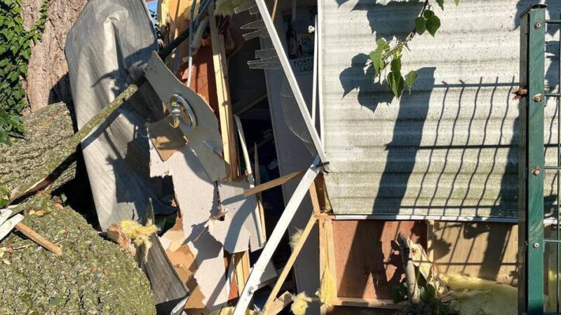Campingplatz in Grietherbusch: Schwerer Ast bricht ab: Mobilheim total zerstört