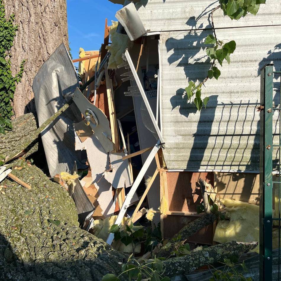Campingplatz in Grietherbusch: Schwerer Ast bricht ab: Mobilheim total zerstört