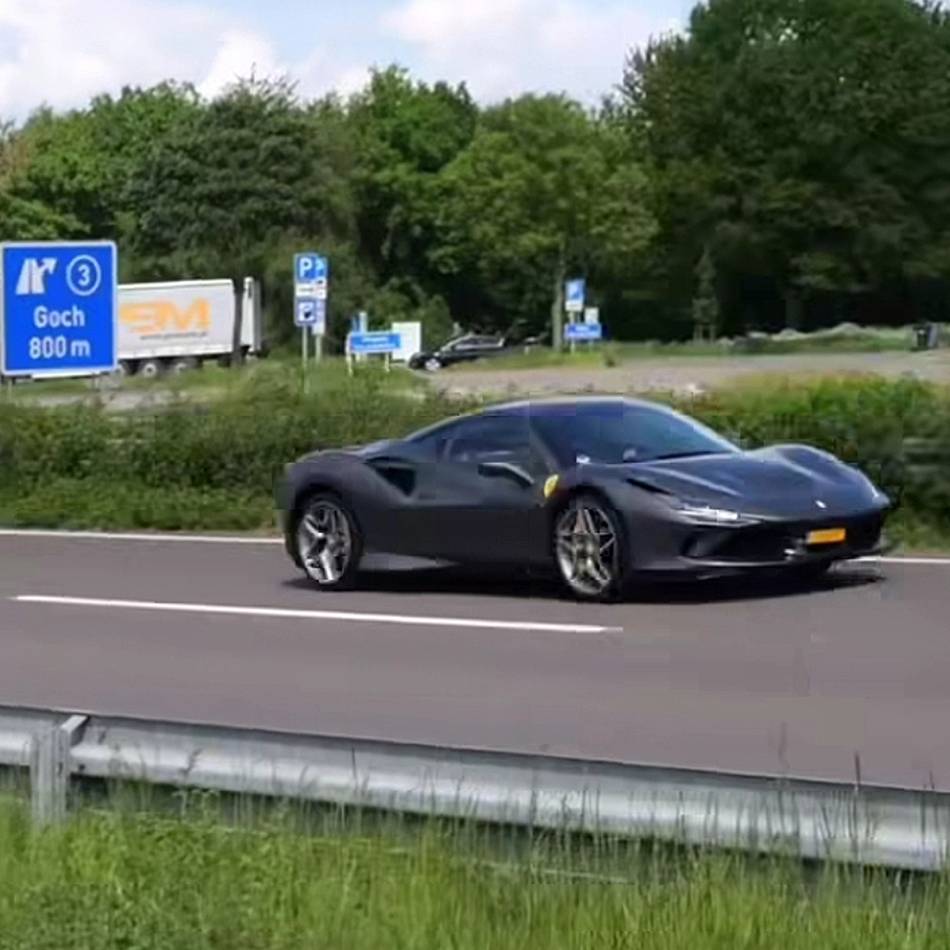 Gefährliches Hobby: Raser testen ihre Boliden mit bis zu 350 km/h auf der A57