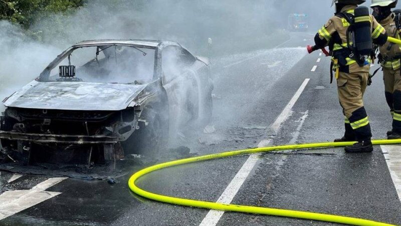 Totalschaden in Meerbusch: Auto in Osterath ausgebrannt