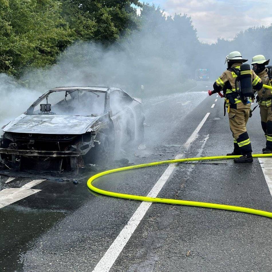 Totalschaden in Meerbusch: Auto in Osterath ausgebrannt