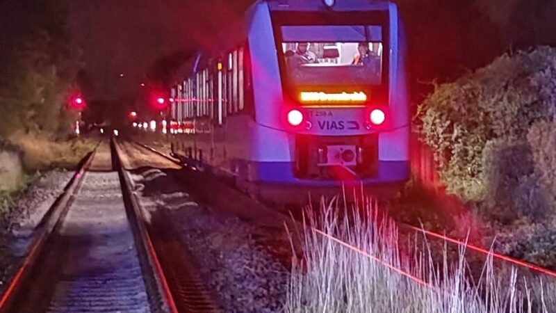 Großeinsatz in Grevenbroich: Rentner hält Zug mit Wanderstab auf