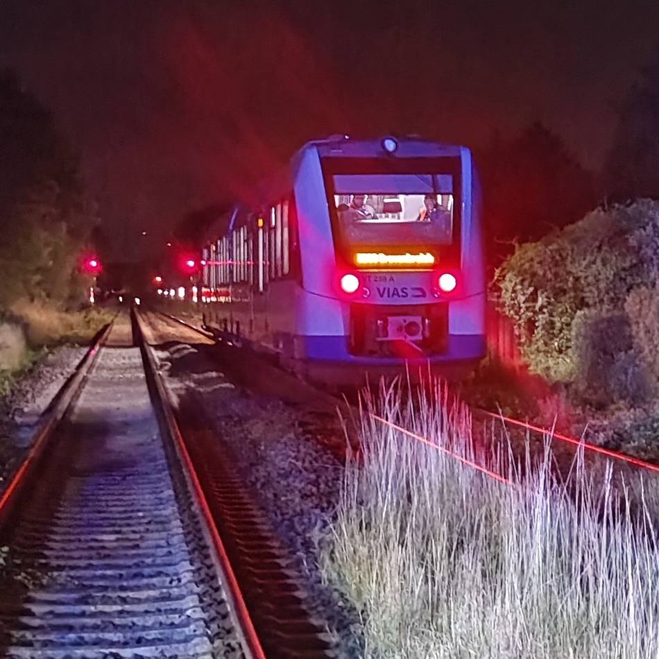 Großeinsatz in Grevenbroich: Rentner hält Zug mit Wanderstab auf