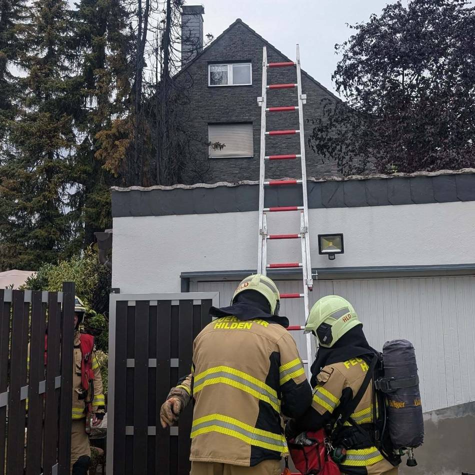 Feuerwehr Hilden mit acht Fahrzeugen im Einsatz: Grillunfall setzt Bäume in Hilden in Brand