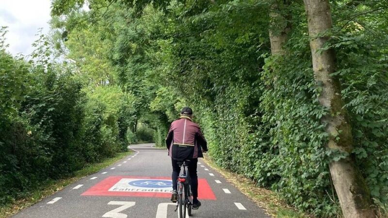 Fahhradstraße in Düsseldorf-Urdenbach: Hier liegen Rad- und Autofahrer ständig im Clinch