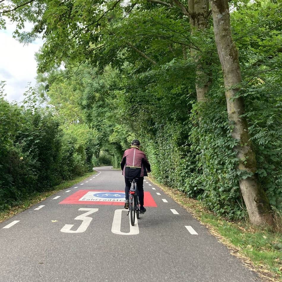 Fahhradstraße in Düsseldorf-Urdenbach: Hier liegen Rad- und Autofahrer ständig im Clinch