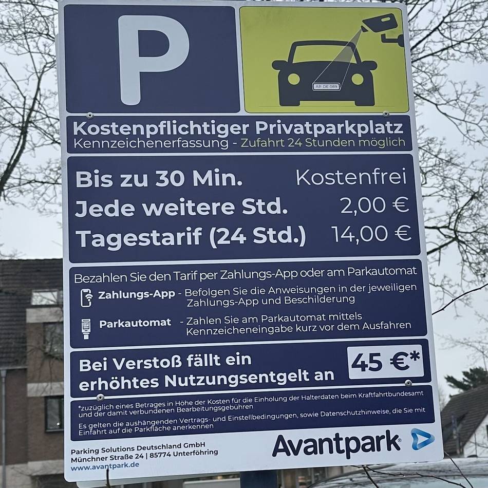 Lukaskrankenhaus in Neuss: Parkplatz ohne Schranke, aber Bezahlpflicht – wie das System ankommt