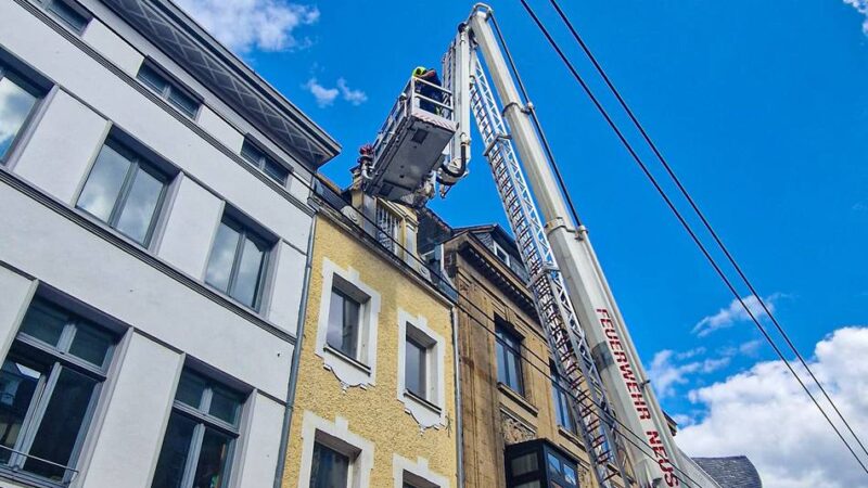 Gefährliche Situation in der Neusser City: Feuerwehr-Einsatz wegen abfallender Fassadenteile