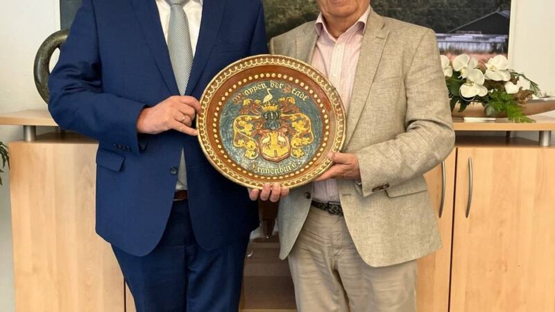 Geschichte der Grenzkommune: Historischer Teller mit Kranenburger Wappen gestiftet