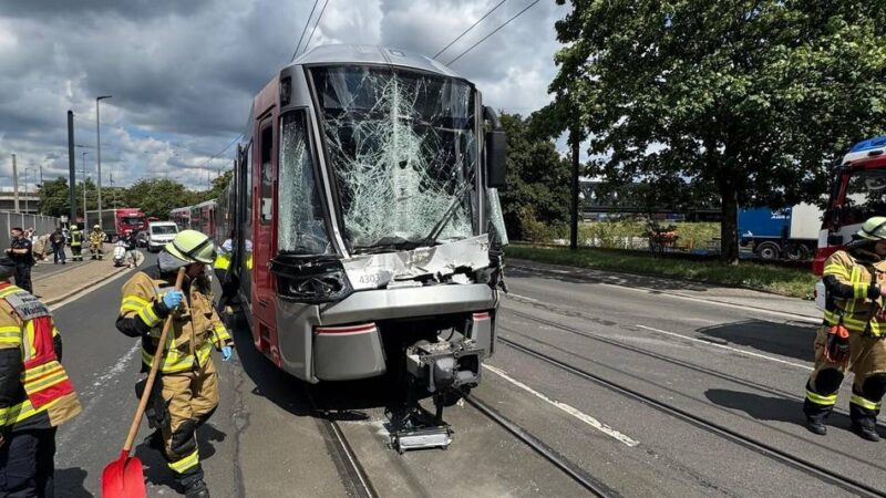 Details zu Unfall in Neuss: Lastwagen wurde beim Abbiegen von Straßenbahn gerammt
