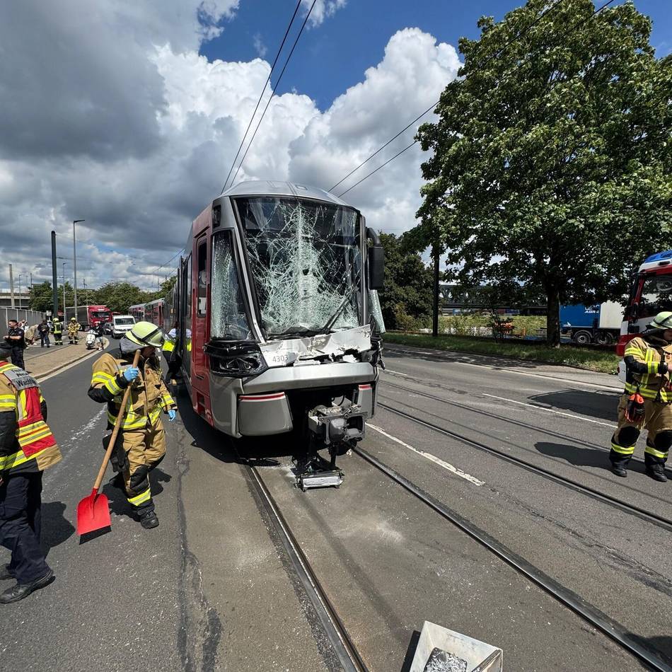 Details zu Unfall in Neuss: Lastwagen wurde beim Abbiegen von Straßenbahn gerammt