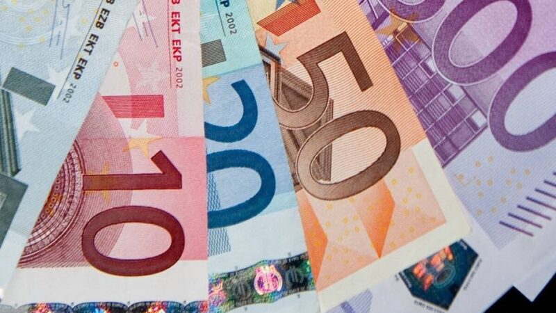 84-jährige Mettmannerin gab ihre Karte einem Fremden: Falsche Bankmitarbeiter heben tausende Euros ab