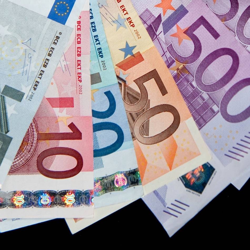 84-jährige Mettmannerin gab ihre Karte einem Fremden: Falsche Bankmitarbeiter heben tausende Euros ab