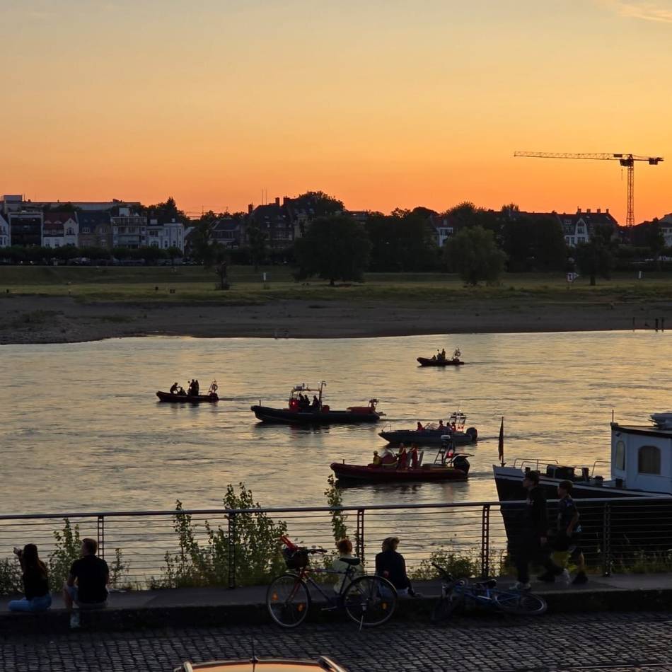 Vorfall in Düsseldorf: Schiffe durchbrechen Polizei-Sperre auf dem Rhein – Einsatzkräfte per Funk beleidigt