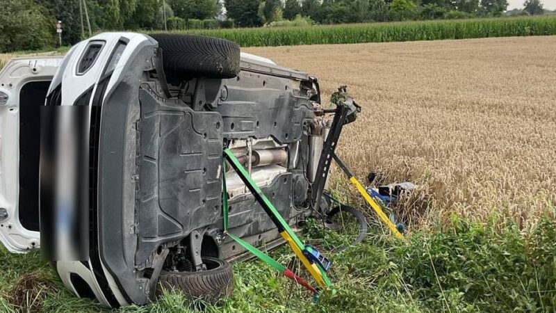 Auf der B67 in Rees : Schwerer Verkehrsunfall – Feuerwehr musste Menschen aus dem Auto befreien