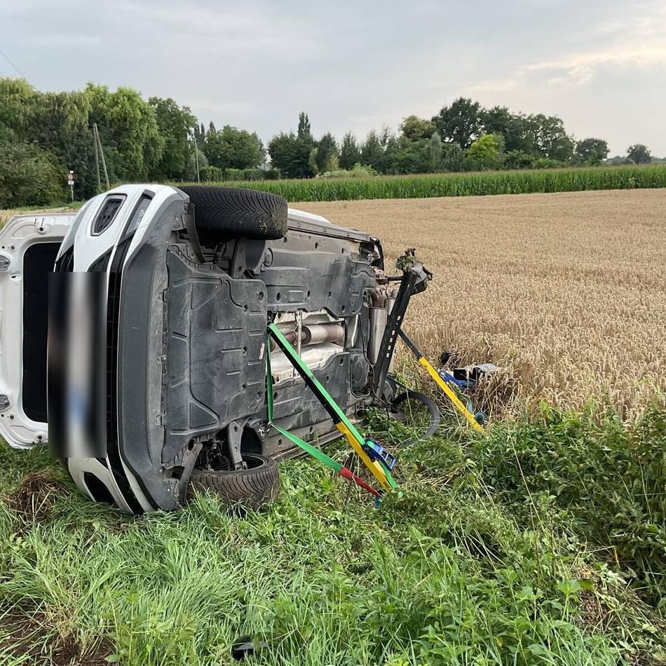 Auf der B67 in Rees : Schwerer Verkehrsunfall – Feuerwehr musste Menschen aus dem Auto befreien