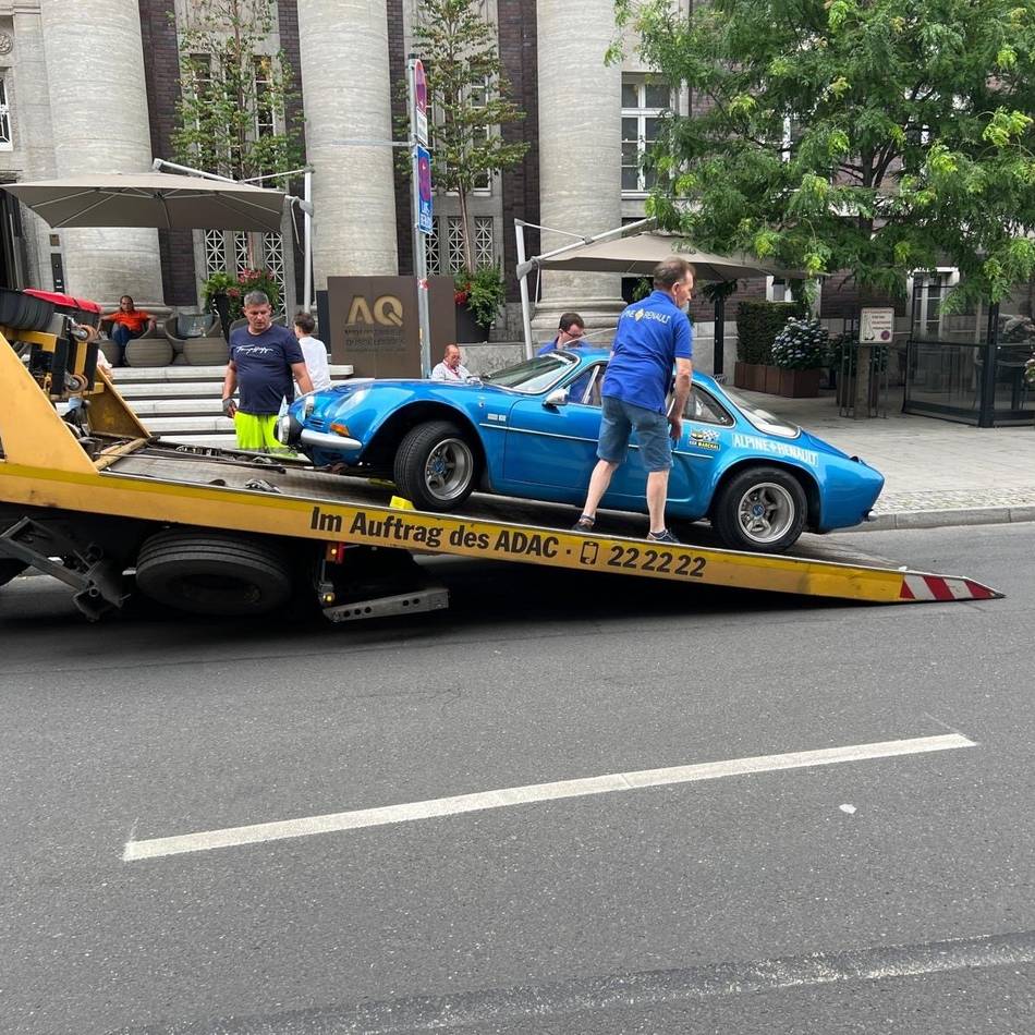 Frankreichfest in Düsseldorf: Rätsel um Poller-Schaden an Oldtimer – „Sonst wäre ich darauf ja nicht zugefahren“