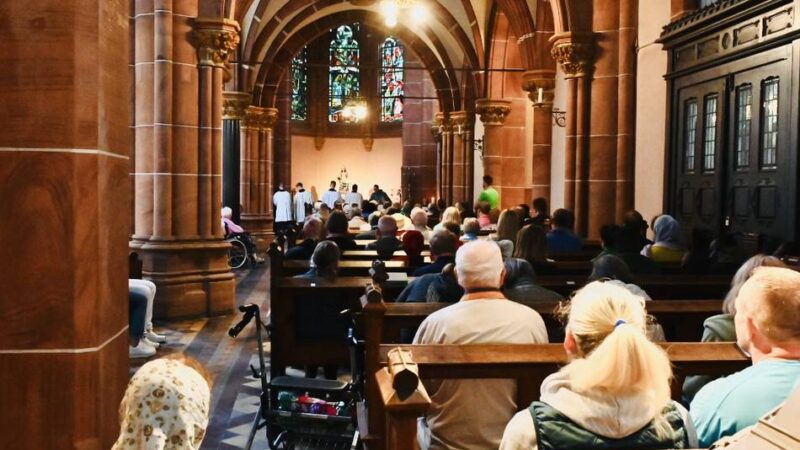 Erster Gottesdienst in St. Johann Baptist: „Danke, dass Ihr zwei Jahre durchgehalten habt“
