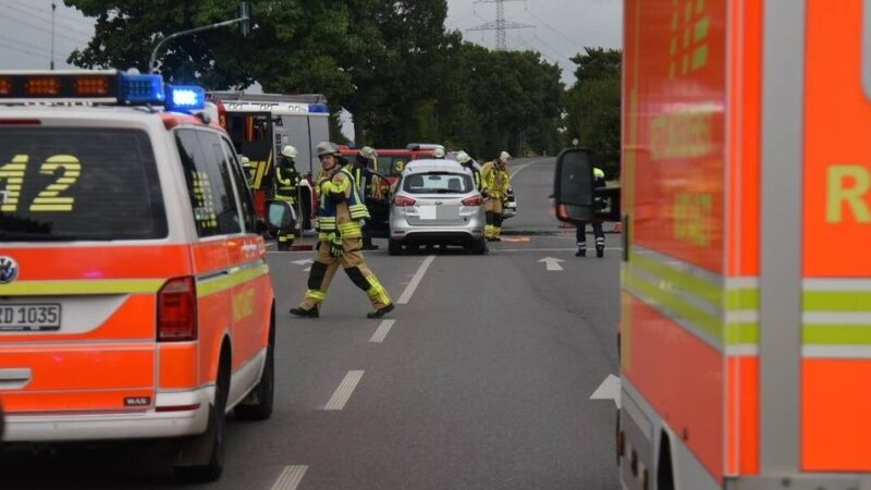 Unfall in Krefeld: Auf der Tönisvorster Straße kippt ein Auto um