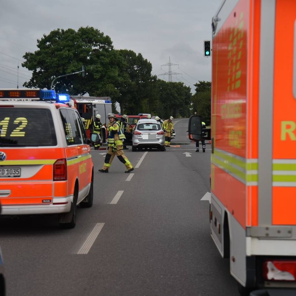 Unfall in Krefeld: Auf der Tönisvorster Straße kippt ein Auto um