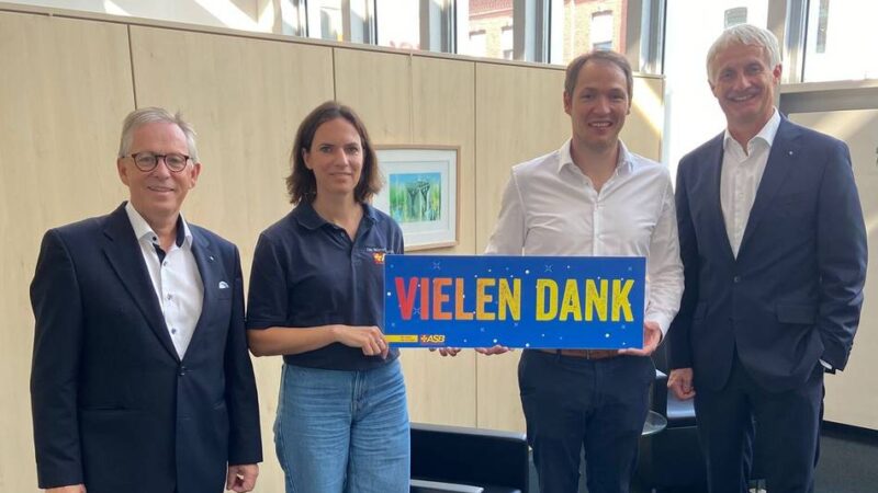 Übergabe in Grevenbroich: Golfturnier bringt Spende für den Wünschewagen ein