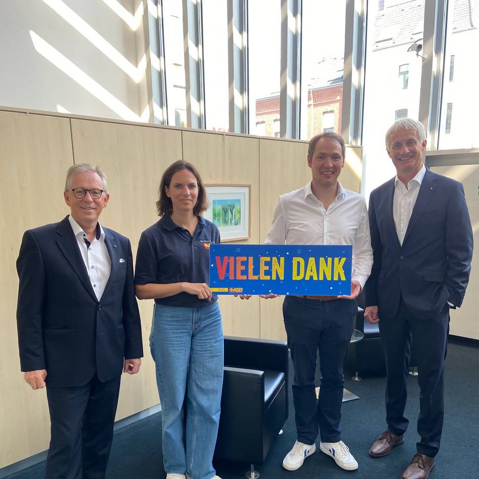 Übergabe in Grevenbroich: Golfturnier bringt Spende für den Wünschewagen ein