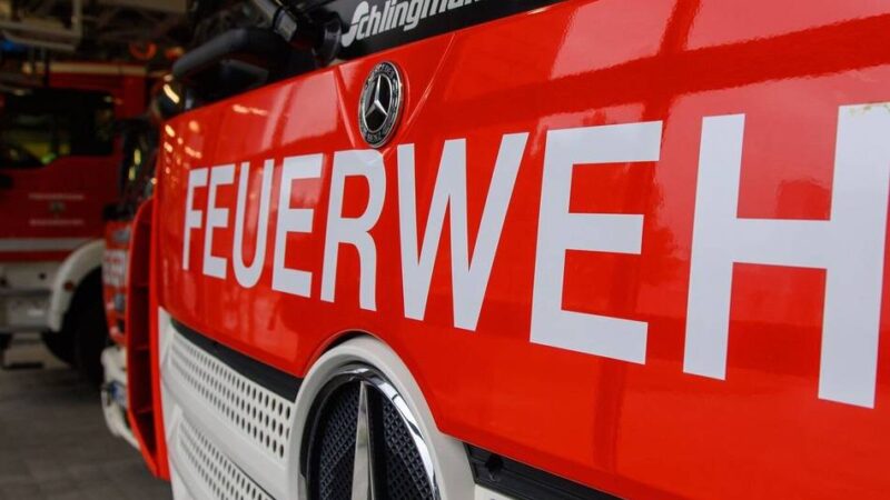 Rheinberger Straße in Rheinberg: Feuerwehr löscht Brand im Auflieger eines Lkw